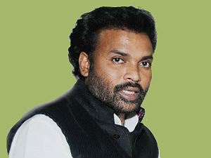 ರಾಮುಲು ಯಾತ್ರೆಗೆ ನೀರಸ ಸ್ವಾಗತ: ಬಸ್ ಮೇಲೆ ಕಣ್ಣು ರಾಮುಲು ಯಾತ್ರೆಗೆ ನೀರಸ ಸ್ವಾಗತ: ಬಸ್ ಮೇಲೆ ಕಣ್ಣು