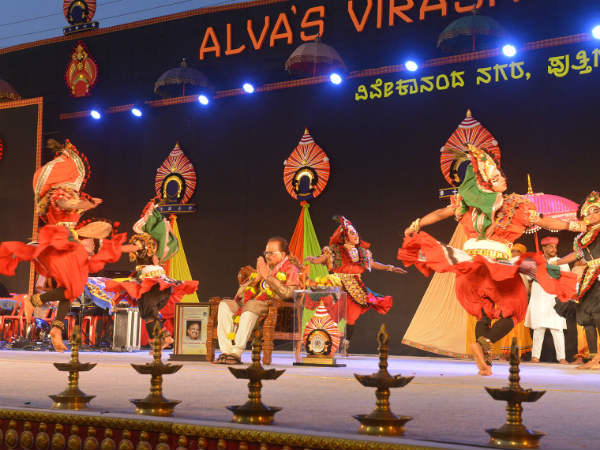 ಕಲಾವಿದರ ಹಾಜರಿ