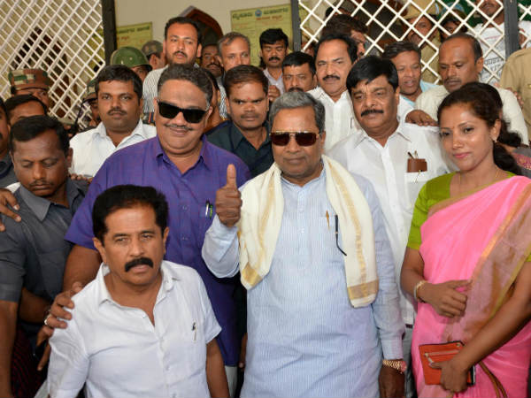ಖಾಸಗಿ ಕಾರಿನಲ್ಲಿ ಬಂದು ಮತ ಹಾಕಿದ ಸಿಎಂ
