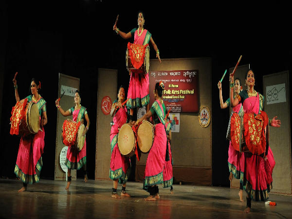 ಡೊಳ್ಳು ಬಾರಿಸಿದ ಮಹಿಳೆಯರ ಗತ್ತು