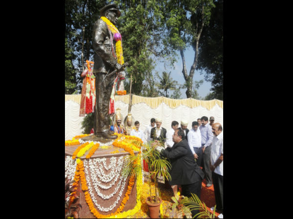 ಪುತ್ಥಳಿಗೆ ಪುಷ್ಪ ನಮನ