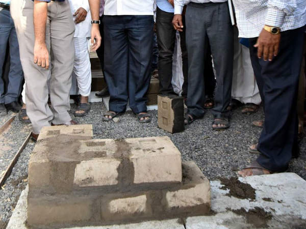 16 ಕಾರ್ಮಿಕರಿಂದ ಇಟ್ಟಿಗೆ ತಯಾರಿ