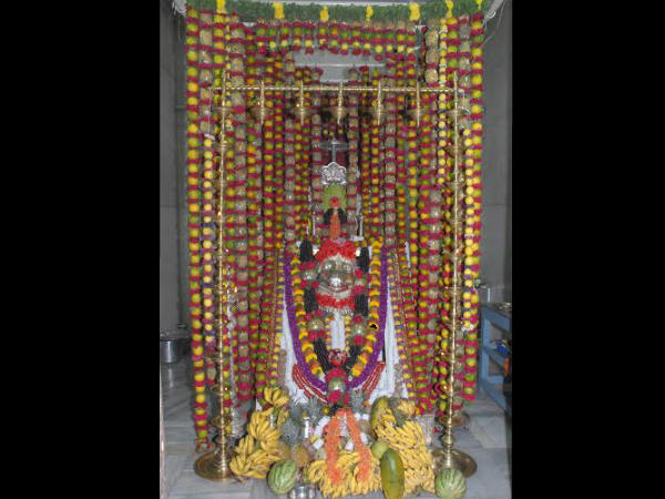 ರಾಜೇಂದ್ರ ಚೋಳನ ಕುದುರೆ ಯಾರನ್ನು ನೋಡಿ ನಿಂತಿತು?