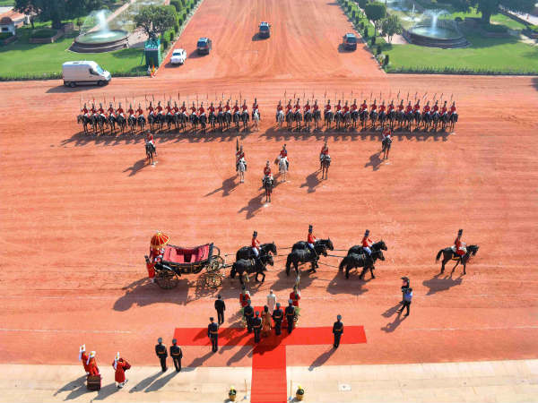ರಾಷ್ಟ್ರದ ಪ್ರಥಮ ಪ್ರಜೆಗೆ ಸಕಲ ಗೌರವ