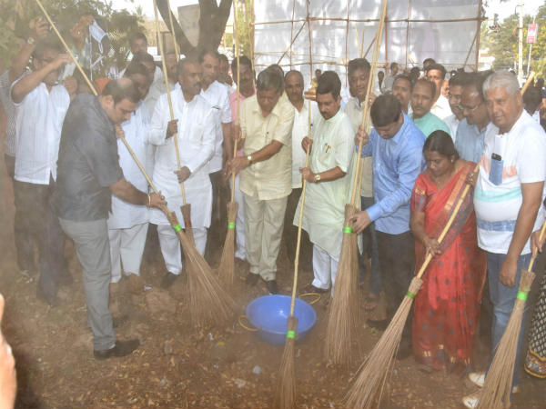 ಸ್ವಚ್ಛತಾ ಅಭಿಯಾನ ಉದ್ಘಾಟನೆ ಮಾಡಿದವರು ಯಾರು?