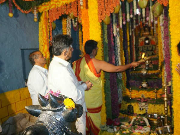ಶಿವನಿಗೆ ವಂದಿಸಿದ ಇಂಧನ ಸಚಿವರು