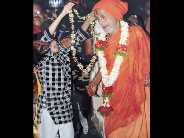 ಬಾಲಕನಿಂದ ಮಲ್ಲಿಗೆ ಹಾರ