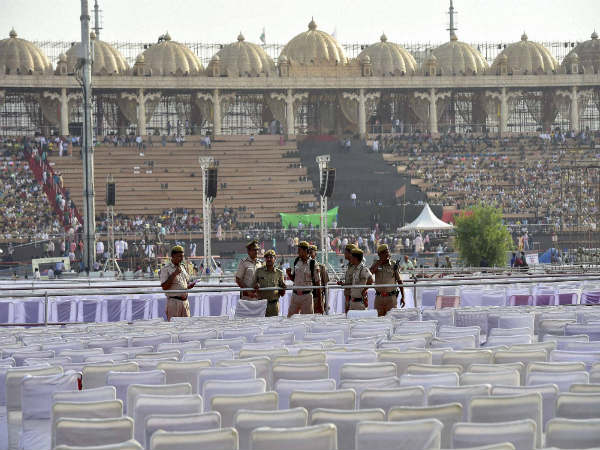 ರಕ್ಷಣಾತ್ಮಕ ಕಾರ್ಯದಲ್ಲಿ ಪೊಲೀಸರು