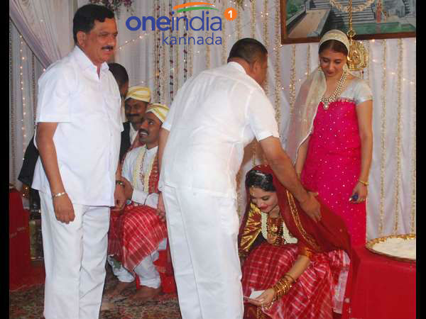 ಗುರು ಹಿರಿಯರಿಗೆ ವಂದಿಸುತ್ತಿರುವ ದಂಪತಿ