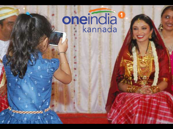 ಶೀತಲ್ ಫೋಟೊ ತೆಗೆಯುತ್ತಿರುವ ಬಾಲೆ