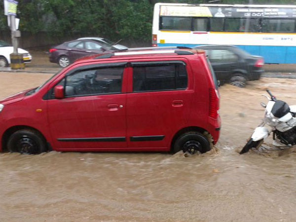 ರಸ್ತೆಗೆ ನುಗ್ಗಿದ ನೀರು