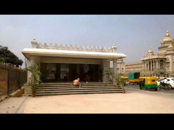 ವಿಧಾನಸೌಧದ ಮುಂಭಾಗದಲ್ಲಿ ಮೆಟ್ರೋ ನಿಲ್ದಾಣ