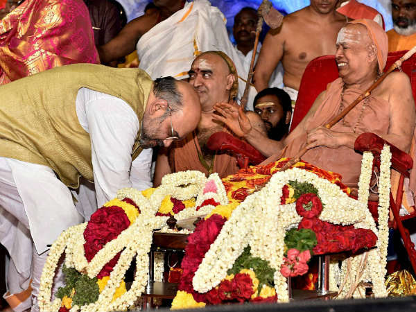 ಆರ್ಶೀರ್ವಾದ ಪಡೆದ ಅಮಿತ್ ಶಾ