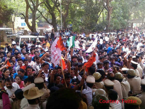 ಪ್ರತಿಭಟನೆ ವೇಳೆ ವಿದ್ಯಾರ್ಥಿಗಳು ಅಸ್ವಸ್ಥ
