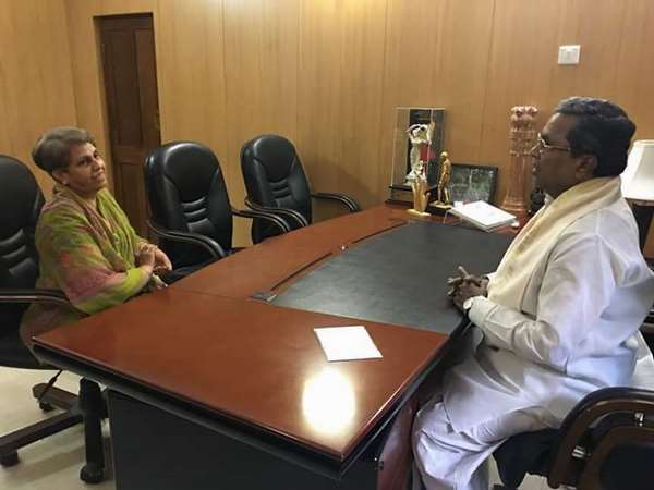 ರಾಜಮಾತೆಯಿಂದ ಆಹ್ವಾನ ವಿತರಣೆ