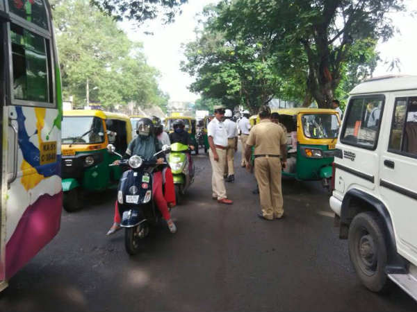 1 : ಆಟೋದವರಿಂದ ಅಧಿಕ ದರ ವಸೂಲಿ