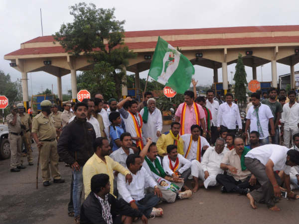 ರೈತರ ಬಿಡುಗಡೆಗೆ ಪಟ್ಟು
