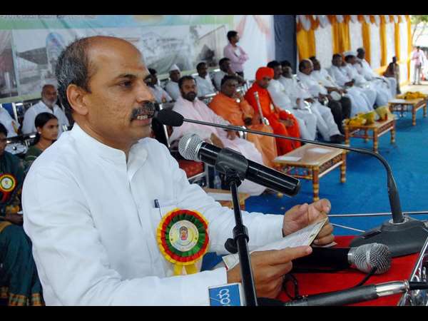 ಚಿತ್ರದಲ್ಲಿ ಸಚಿವ ಶರಣಪ್ರಕಾಶ್ ಪಾಟೀಲ್