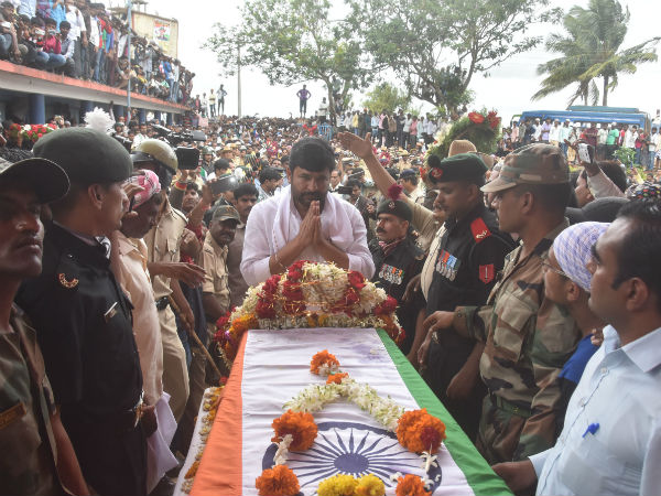 ಸಚಿವ ವಿನಯ್ ಕುಲಕರ್ಣಿ ನಮನ