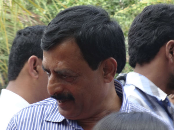 ಕಂದಾಯ ಇಲಾಖೆ ಕಡೆ ಕೈ ತೋರಿಸಿ!