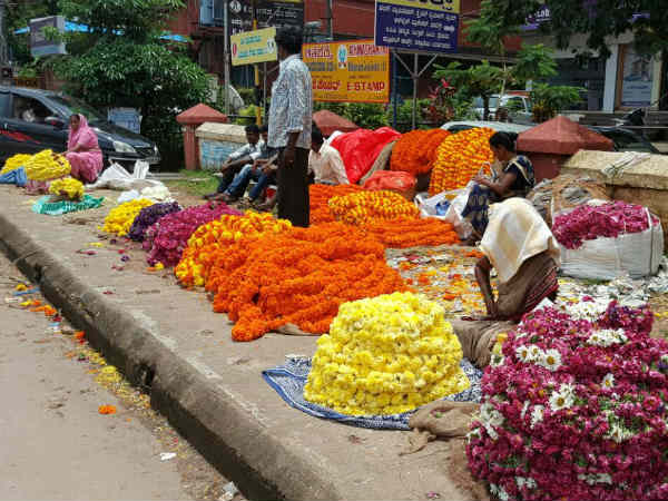 ಹೂವಿನ ಮಾರಾಟ ಜೋರಾಗಿದೆ