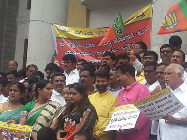 ದೇಶದ್ರೋಹಿಗಳನ್ನು ಬಂಧಿಸಿ