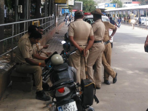 ರೈಲ್ವೆ ನಿಲ್ದಾಣಕ್ಕೆ ನುಗ್ಗಲು ಯತ್ನ