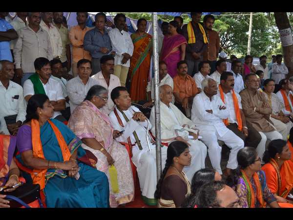 ಸಭೆಗೆ ಜನಪ್ರತಿನಿಧಿಗಳು ಗೈರು ಹಾಜರಾಗಿದ್ರು