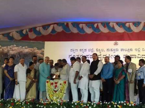 ಮತದಾರರ ಸಮಸ್ಯೆಯನ್ನು ಆಲಿಸುತ್ತಿದ್ದ