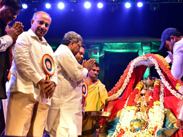 ಸಾಲುಕಂಬಗಳಲ್ಲಿ ಬಾಣಬಿರುಸುಗಳ ಚಿತ್ತಾರ.....