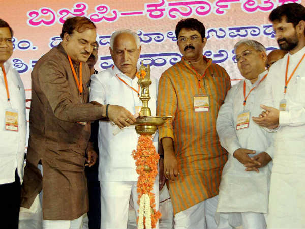 ಎಲ್ಲರೂ ಒಂದೇ, ವೇದಿಕೆಯಲ್ಲಿ