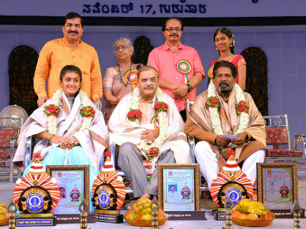 12 ಚಿತ್ರಗಳ ಪ್ರದರ್ಶನ