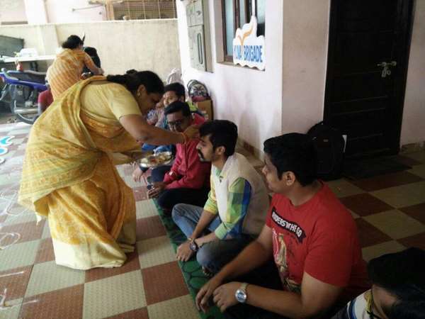 ಯುವಕರಿಗೆ ತಿಲಕ