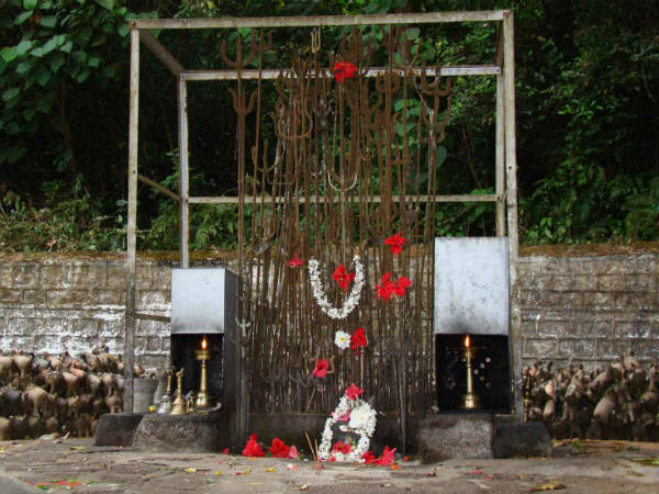 ದೇವಸ್ಥಾನದಲ್ಲಿ ಪ್ರಾರ್ಥನೆ ಸಲ್ಲಿಕೆ