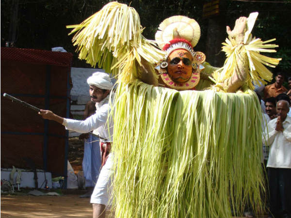 ನಾಯಿಗಳಿಗೆ ರೊಟ್ಟಿ ನೈವೇದ್ಯ