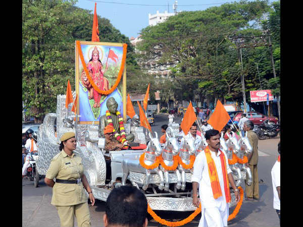 ಬೆಳ್ಳಿ ರಥದಲ್ಲಿ ನರೇಂದ್ರ