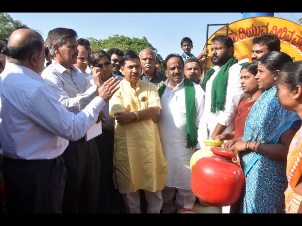 ನಲವಡಿಯ ಬೆಳೆ ಹಾನಿ ಪ್ರದೇಶಕ್ಕೆ ಭೇಟಿ