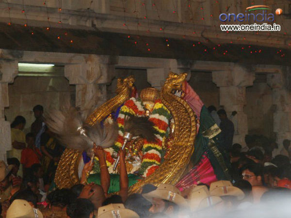 ಶ್ರೀದೇವಿ ಭೂದೇವಿಯರೊಂದಿಗೆ ಚೆಲುವರಾಯಸ್ವಾಮಿಗೆ ವೈರಮುಡಿ ಕಿರೀಟ