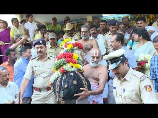 ಜಿಲ್ಲಾಧಿಕಾರಿಗಳ ಉಸ್ತುವಾರಿಯಲ್ಲಿ ಮೇಲುಕೋಟೆಗೆ ಬರುವ ಕಿರೀಟ