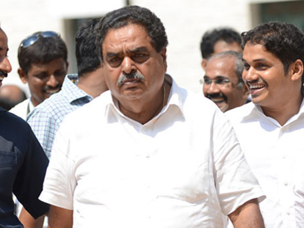 ಬಿಸಿ ರಸ್ತೆಯ ಐಬಿಯಲ್ಲಿ ಸಂಭಾಷಣೆ