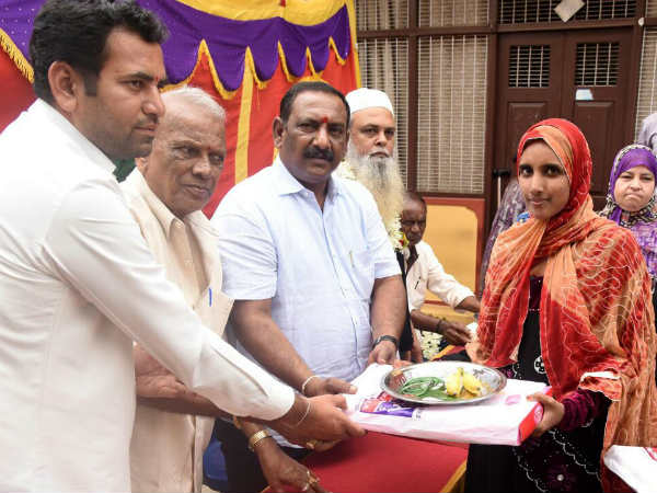 500 ಮಹಿಳೆಯರಿಗೆ ಸೀರೆ