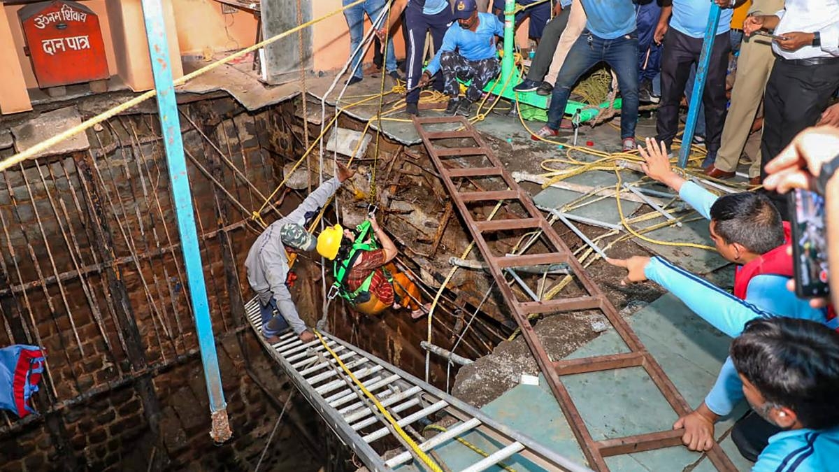 Indore Temple Tragedy : ಇಂದೋರ್ ದೇವಸ್ಥಾನದ ಮೆಟ್ಟಿಲುಬಾವಿ ಕುಸಿತ: ಸಾವಿನ ಸಂಖ್ಯೆ  35 ಕ್ಕೆ ಏರಿಕೆ, 14 ಜನರ ರಕ್ಷಣೆ | Indore Temple Tragedy : Indore temple step  well collapse: Death toll rises to 35, 14 ...