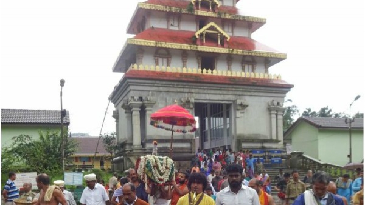 ತ್ರಿವೇಣಿ ಸಂಗಮದಲ್ಲಿ ವಿಧಿವಿಧಾನ