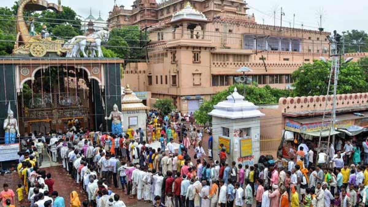 ಶ್ರೀಕೃಷ್ಣನ ಕಾಣಲು ಹಾತೊರೆದ ಭಕ್ತ ಸಮೂಹ