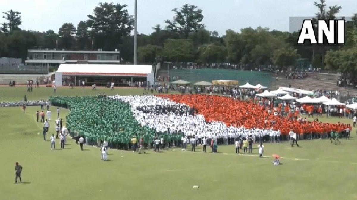7,500ಕ್ಕೂ ಹೆಚ್ಚು ಮಂದಿಯಿಂದ ಧ್ವಜ ಮಾದರಿ ಹಾರಾಟ