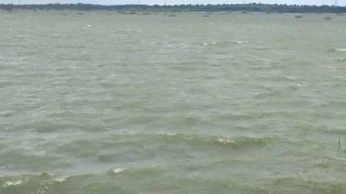 ಕೆರೆ ಕೋಡಿ ಬೀಳುವ ಆತಂಕದಲ್ಲಿರುವ ರೈತರು