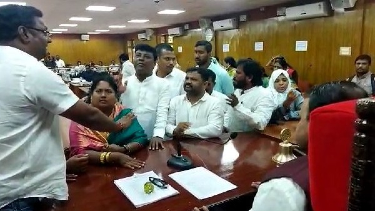 ಗೌನ್ ಧರಿಸುವುದು ಬ್ರಿಟಿಷ್ ಆಡಳಿತದ ಪ್ರತೀಕ ಎಂದ ಮೇಯರ್!