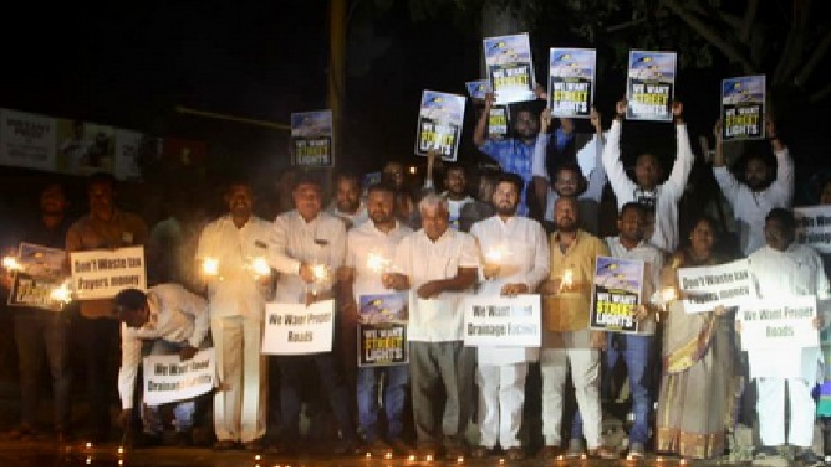 ಸರ್ಕಾರ, ಪಾಲಿಕೆಯ ವಿರುದ್ಧ ದೀಪ ಹಚ್ಚಿ ಆಕ್ರೋಶ
