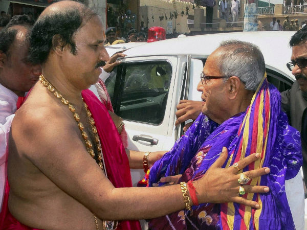 ಚಿತ್ರ ತುಣುಕು ಸುದ್ದಿ : ಬೆಂಕಿ, ಪ್ರತಿಭಟನೆ, ಕ್ರಿಕೆಟ್