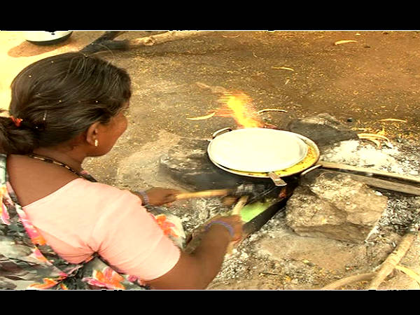 ಸೌದೆಯಲ್ಲಿ ಬಿಸಿಯೂಟ ಅಡುಗೆ!